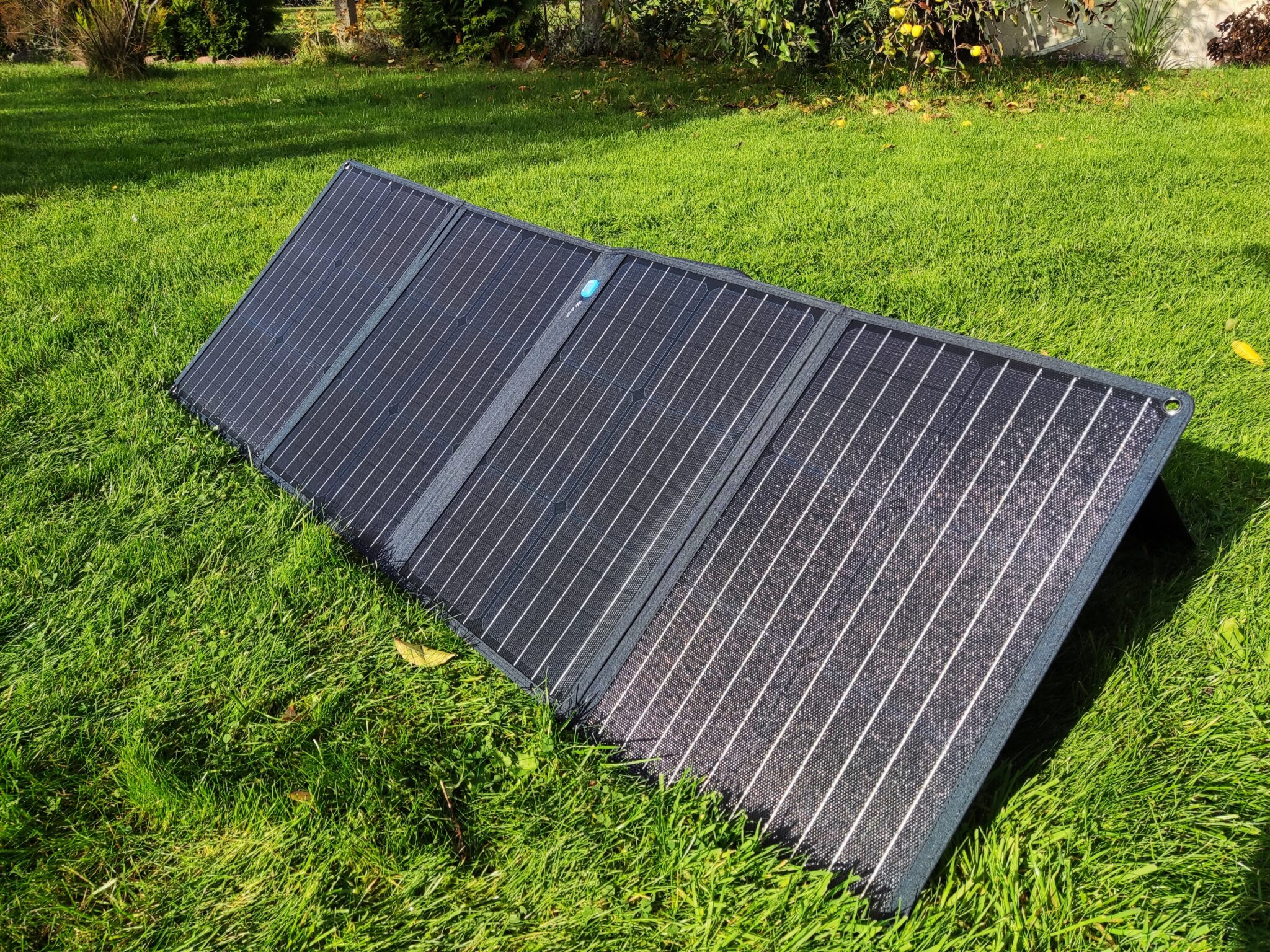 Anker 625 solpanel med justerbart beslag, kompakt 100W solsystem, kompatibel med Powerhouse 256Wh, 512Wh og 1229Wh (Ikke inkluderet), til camping, vandreture, strømafbrydelser, blå