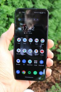 Asus ZenFone 10 Test Produktfotos Display draussen