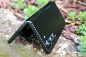 Samsung Galaxy Z Fold 5 Test Produktfotos Design draussen 1