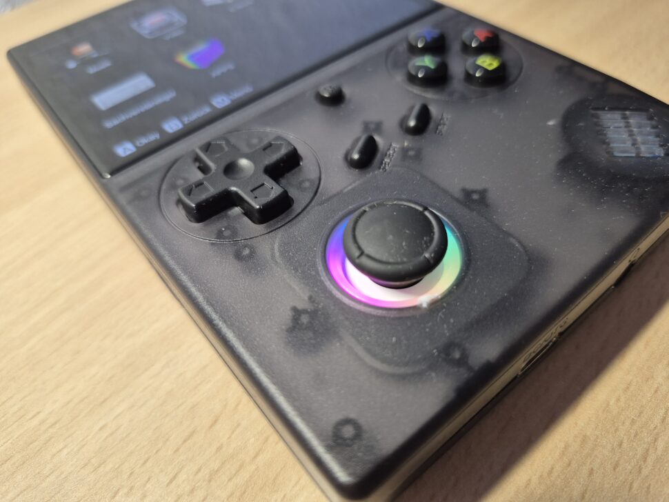 Anbernic RG40XX V Verarbeitung Tasten und Sticks 4