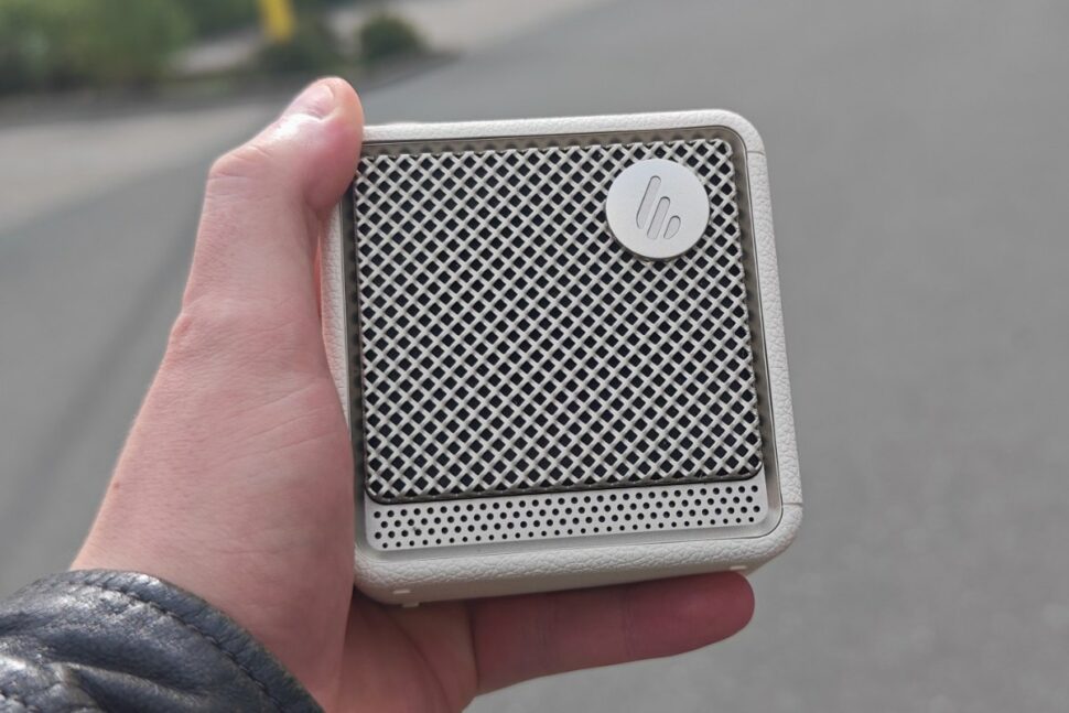 Edifier ES20 Test Speaker Hand 1