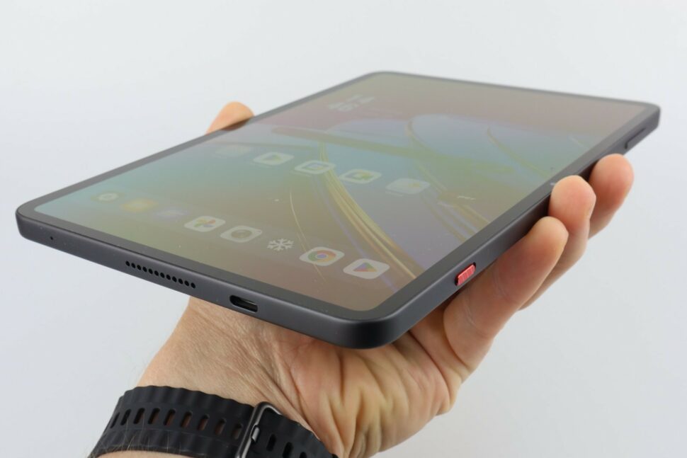 RedMagic Astra Gaming Tablet Test Hand 2