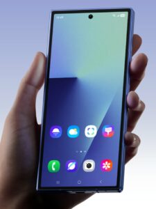Samsung Galaxy Z Fold 7 Hand