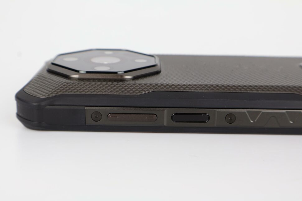 Ulefone Armor X16 Pro Verarbeitung Anschluesse 6