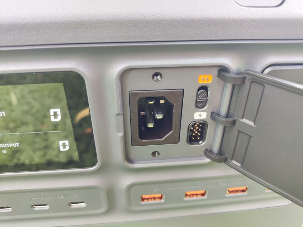 DJI Power 2000 Anschluesse 3