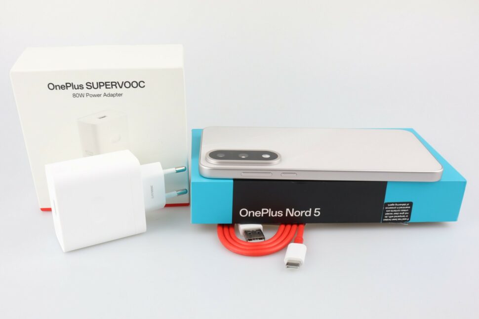 OnePlus Nord 5 Test Lieferumfang mit Netzteil