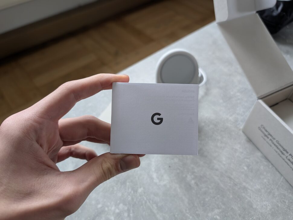 Google Pixelsnap Ladegeraet mit Standhalterung Unboxing IV