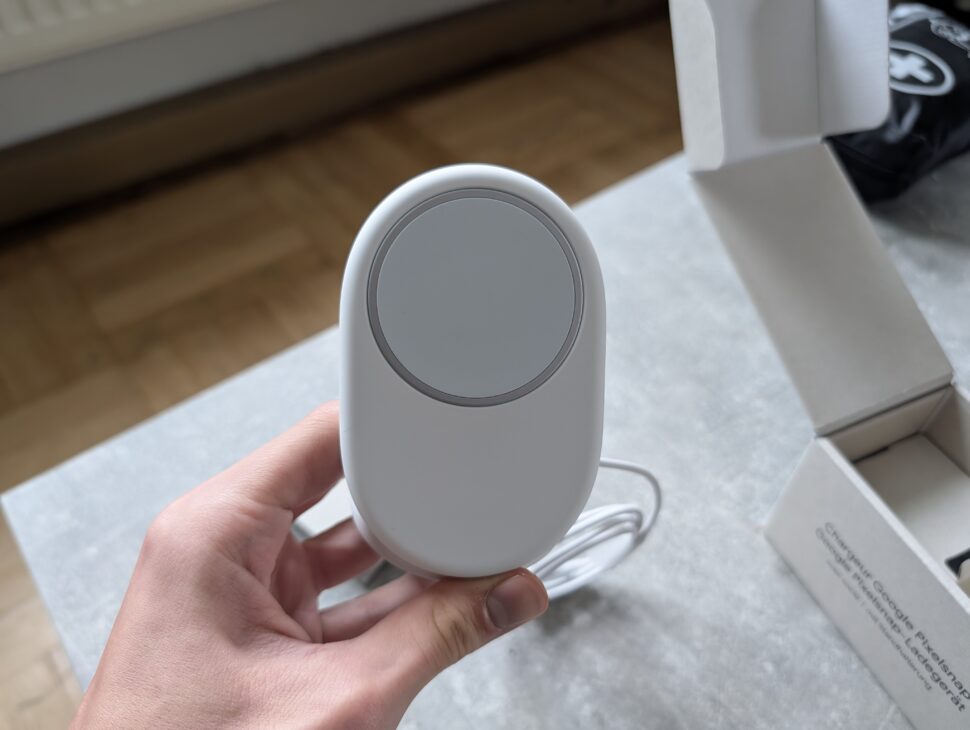 Google Pixelsnap Ladegeraet mit Standhalterung Unboxing V