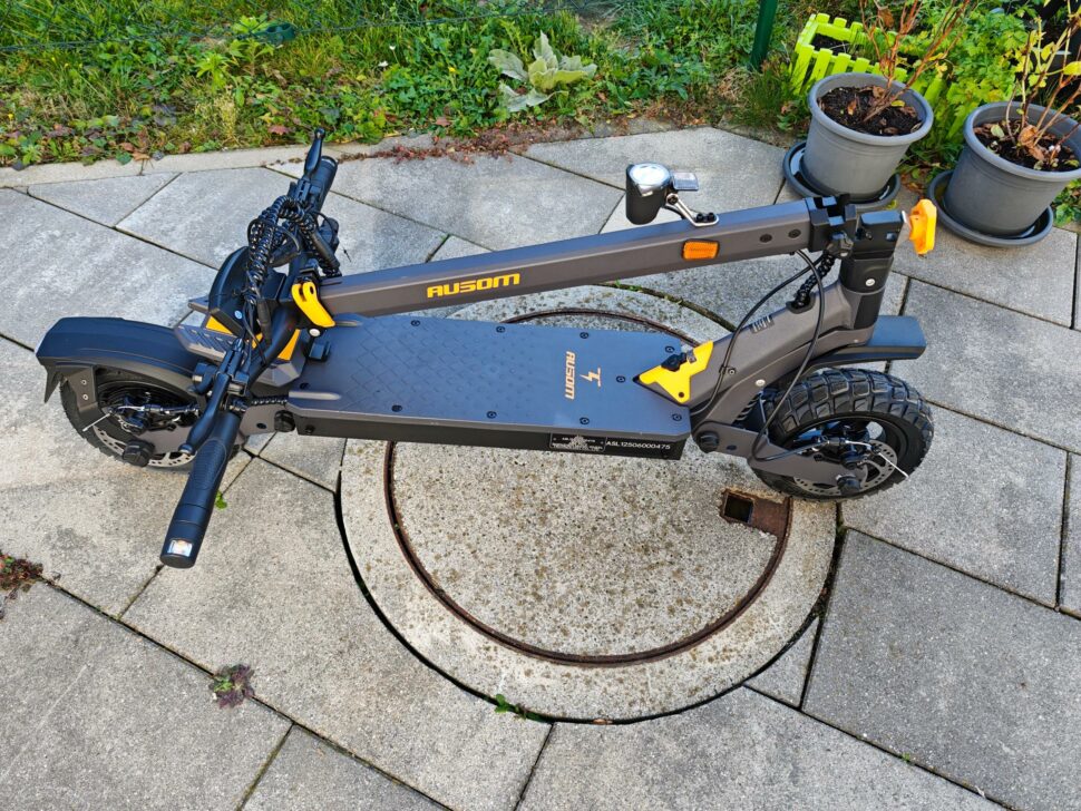 Ausom L1 zusammengeklappt Ausom L1 zusammengeklappt