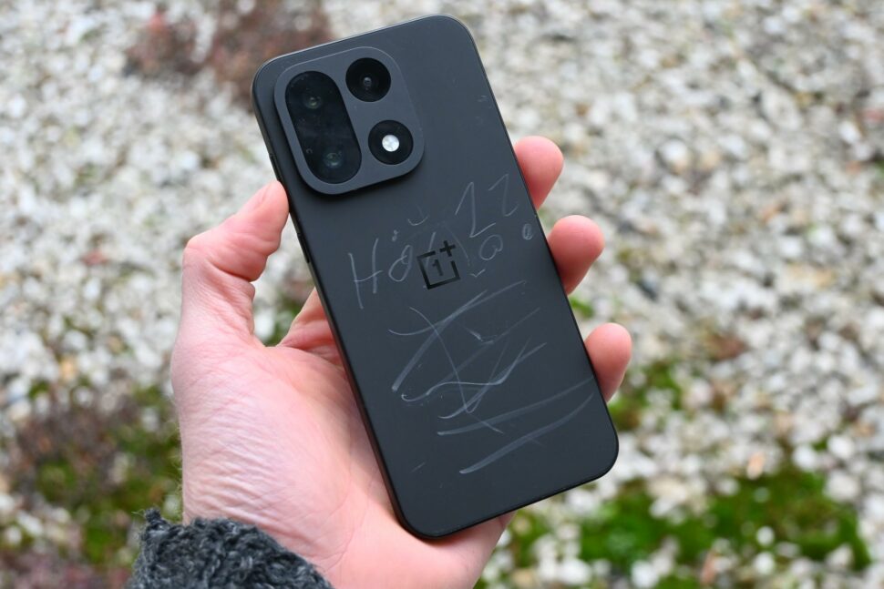 OnePlus 15 Test scratches on backside