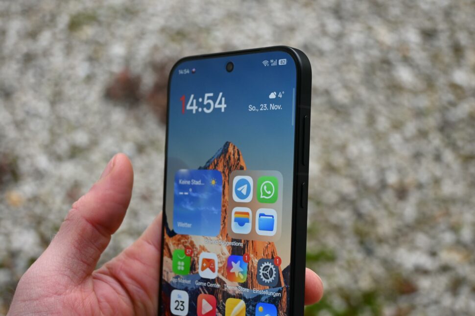 OnePlus 15 display edge