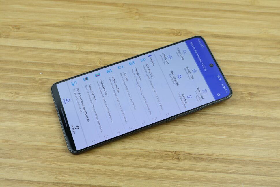 Motorola Edge 70 Display Raender 2