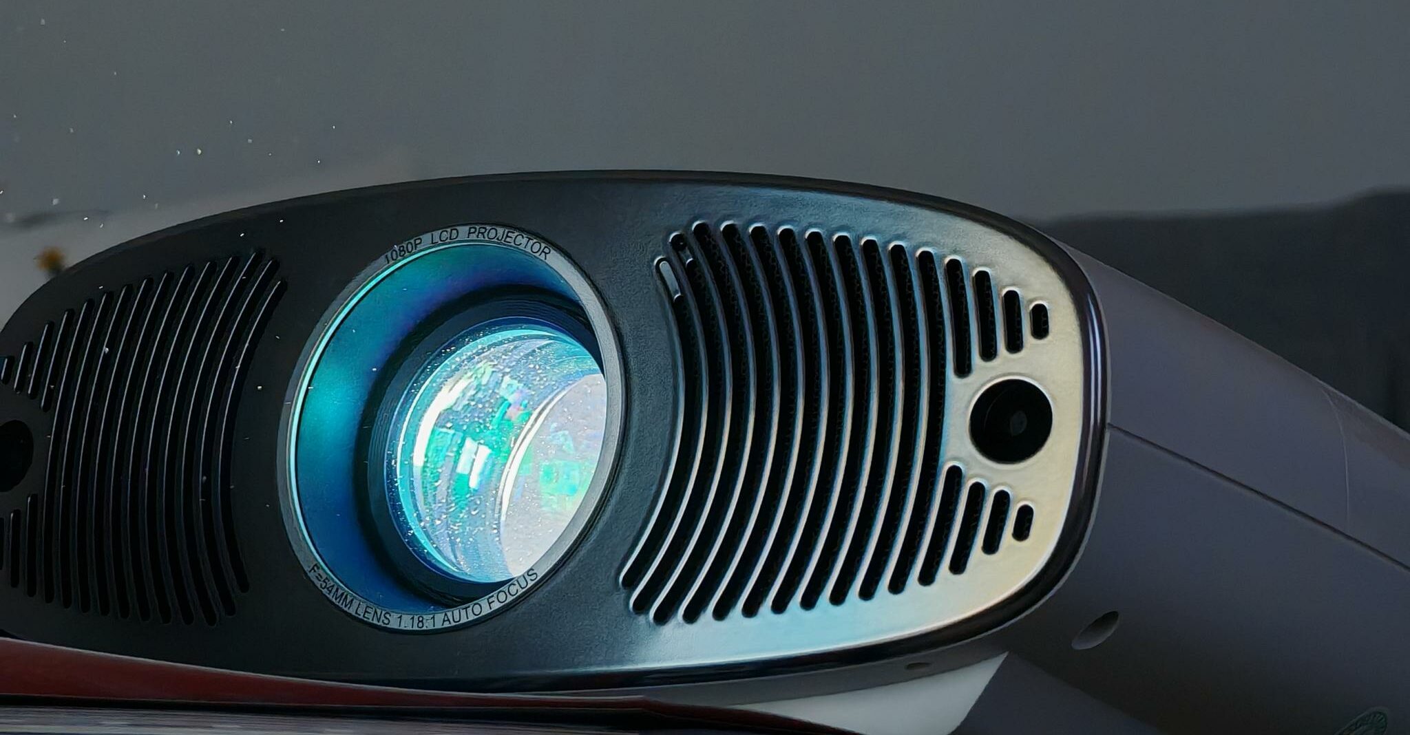 Blitzwolf-BW-V11-im-Test-1100-ANSI-Lumen-Google-TV-f-r-unter-200-