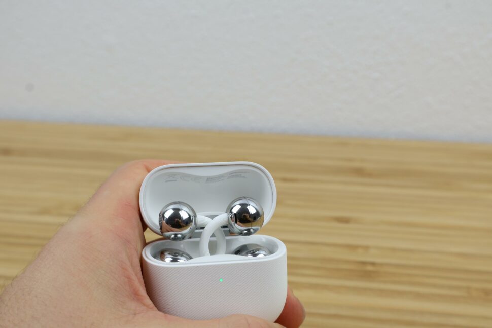 Huawei FreeClip 2 Ladecase Hand 1 Huawei FreeClip 2 Ladecase Hand 1