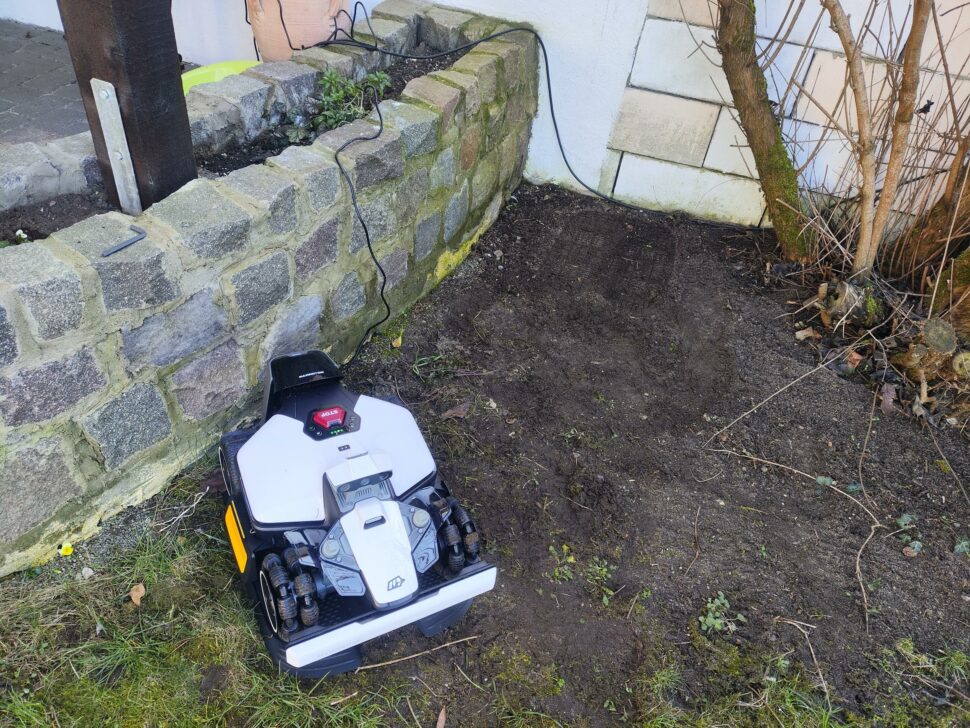 Mammotion Luba Mini 2 AWD Ladestation 1 Mammotion Luba Mini 2 AWD Ladestation 1