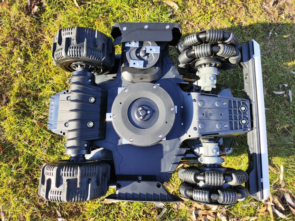 Mammotion Luba Mini 2 AWD Unterseite 1 Mammotion Luba Mini 2 AWD Unterseite 1