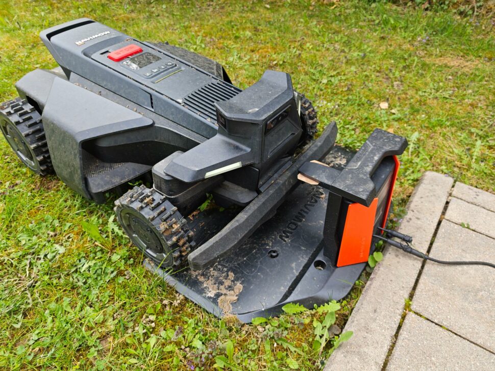 Der Navimow X430 an der Ladestation Der Navimow X430 an der Ladestation