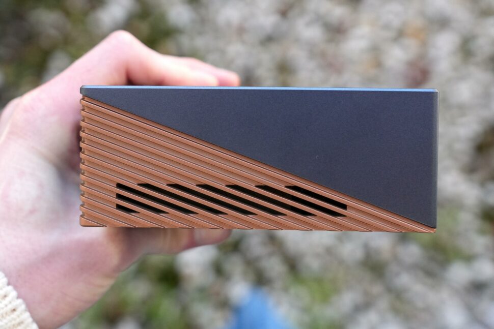 Ugreen Maxidok 17 in 1 Thunderbolt 5 Dock side Ugreen Maxidok 17 in 1 Thunderbolt 5 Dock side