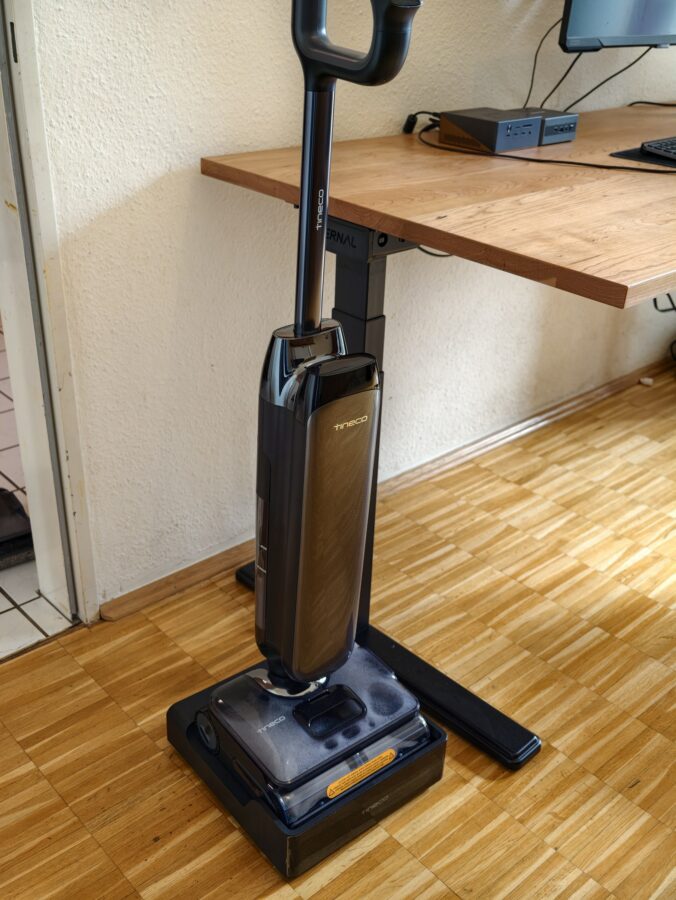 Tineco Floor One S9 Artist Steam Pro Geraet 180 Grad flach unter Moebel Tineco Floor One S9 Artist Steam Pro Geraet 180 Grad flach unter Moebel