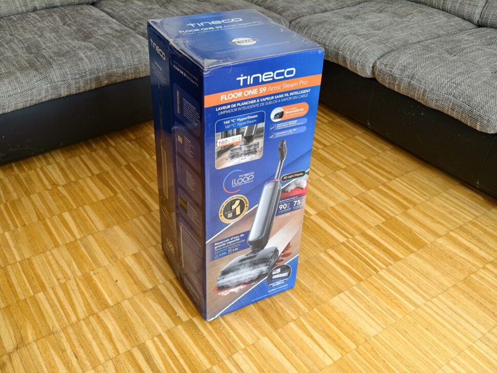 Tineco Floor One S9 Artist Steam Pro Verpackung im Wohnzimmer Tineco Floor One S9 Artist Steam Pro Verpackung im Wohnzimmer