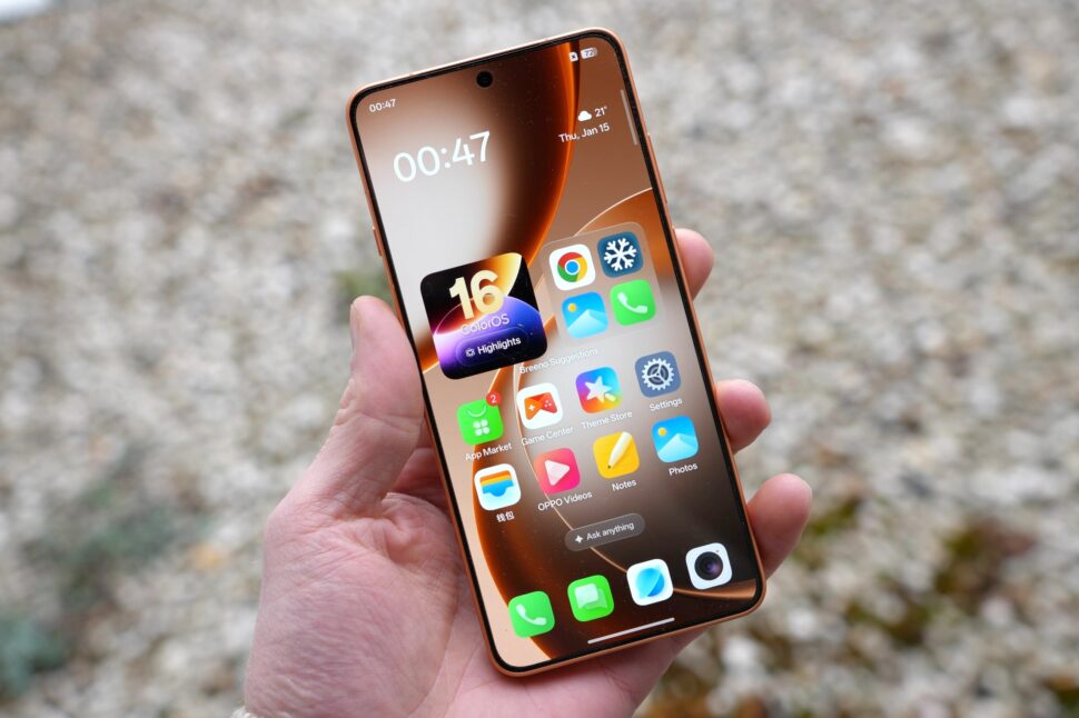 Oppo Find X9 Ultra Display in Hand Oppo Find X9 Ultra Display in Hand