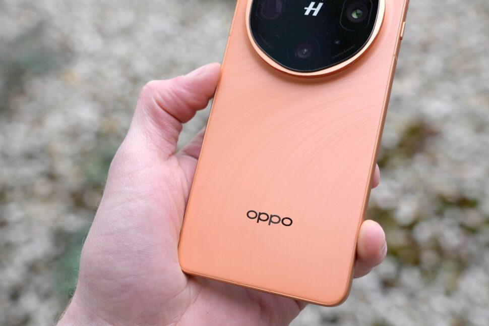 Oppo Find X9 Ultra Rueckseite OPPO Logo Detail Oppo Find X9 Ultra Rueckseite OPPO Logo Detail