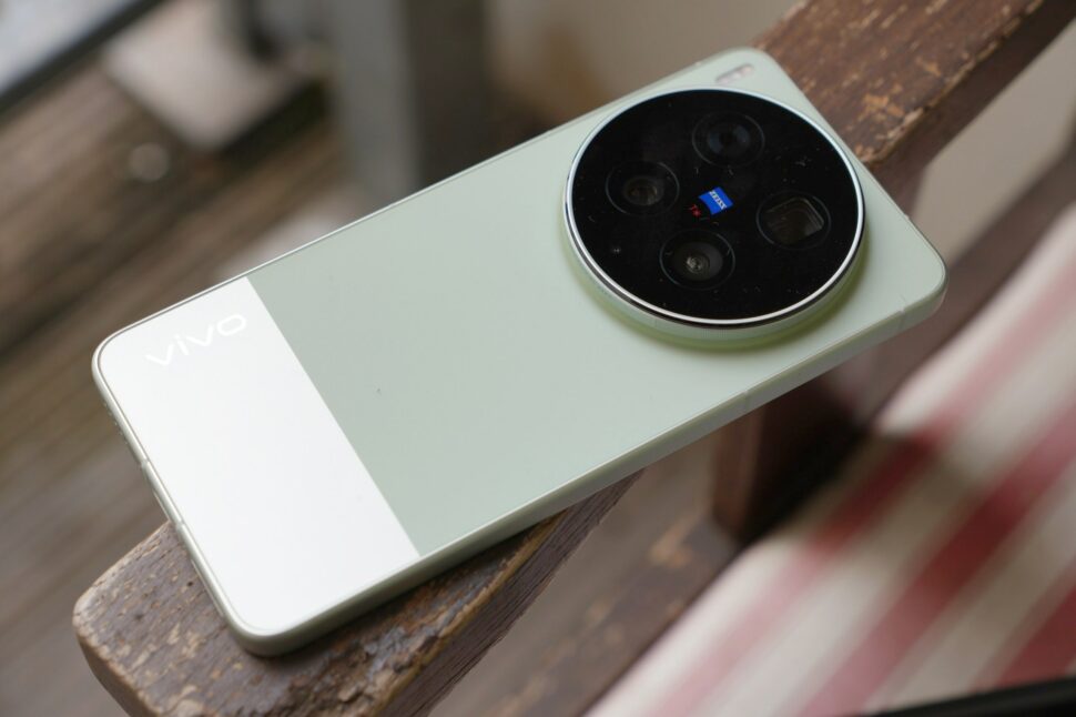 Vivo X300 Ultra Rueckseite auf Tisch Vivo X300 Ultra Rueckseite auf Tisch
