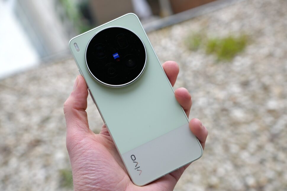 Vivo X300 Ultra Rueckseite in Hand Vivo X300 Ultra Rueckseite in Hand