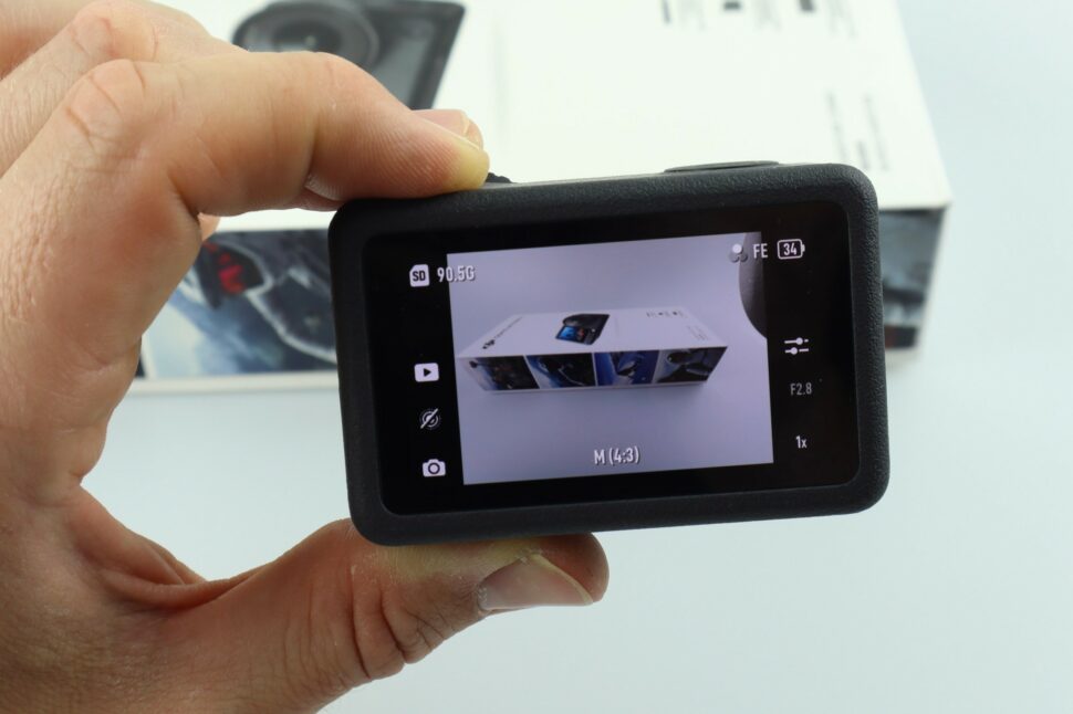 DJI Osmo Action 6 Test In Hand Quer Display 2 DJI Osmo Action 6 Test In Hand Quer Display 2
