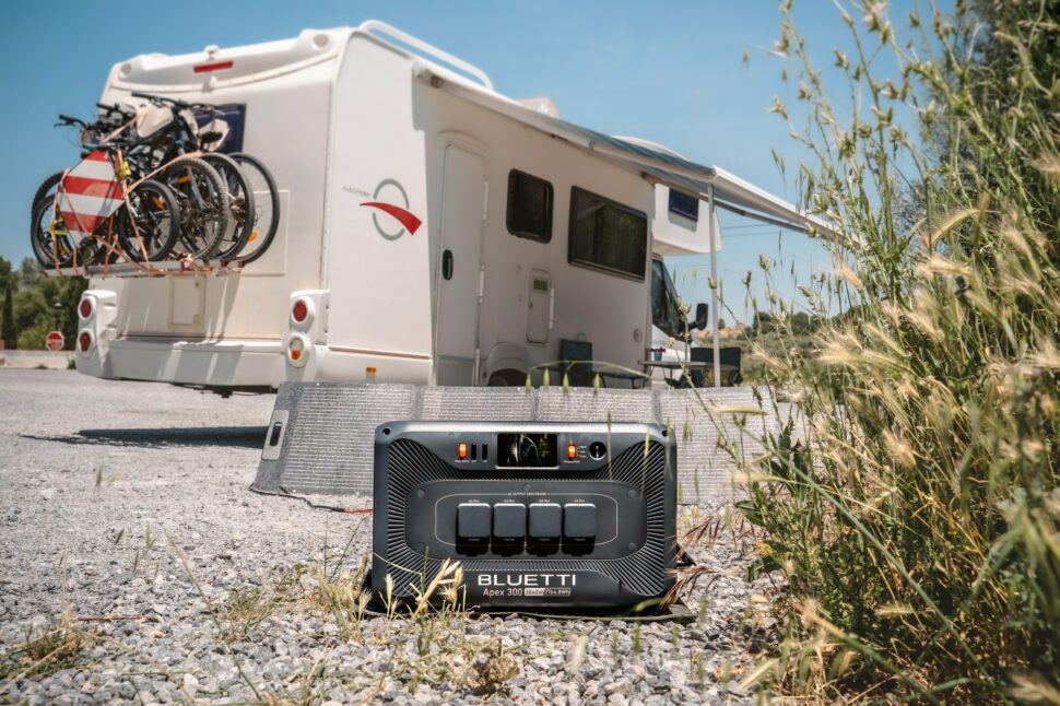 bluetti apex 300 wohnmobil solarpanel Bluetti Apex 300 mit Solarpanel vor einem Wohnmobil
