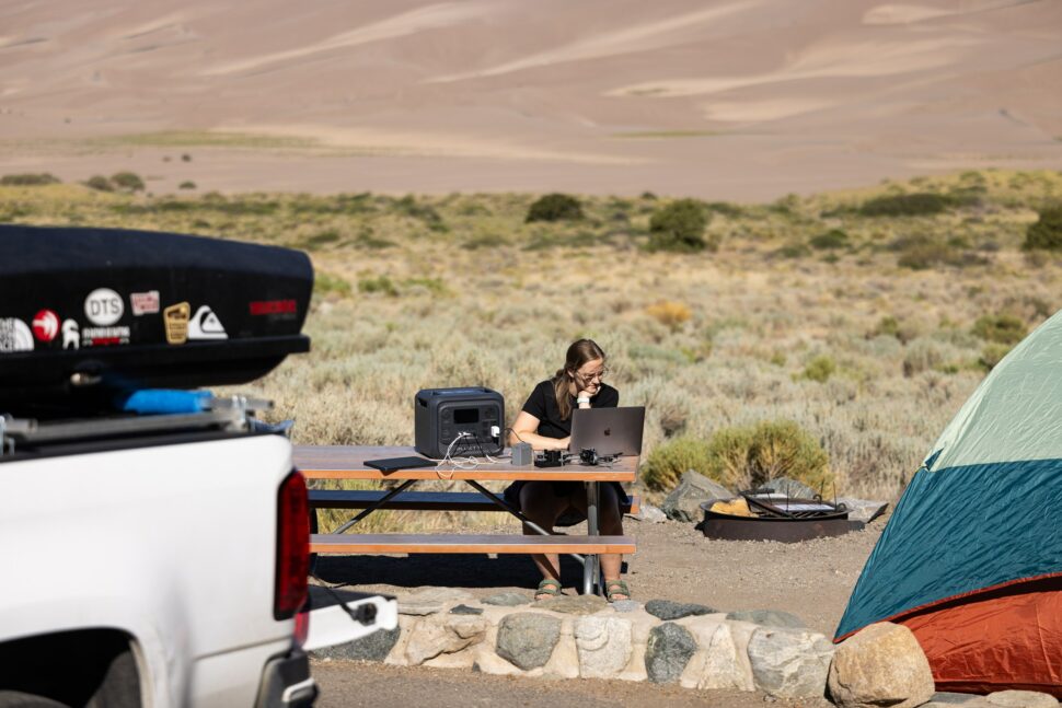 bluetti powerstation campingplatz laptop Powerstation am Campingtisch mit Laptop