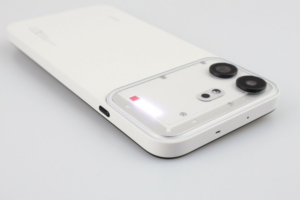 Nothing Phone 4b Test Rueckseite Diagonal Lautsprecher 1 Nothing Phone 4b Test Rueckseite Diagonal Lautsprecher 1