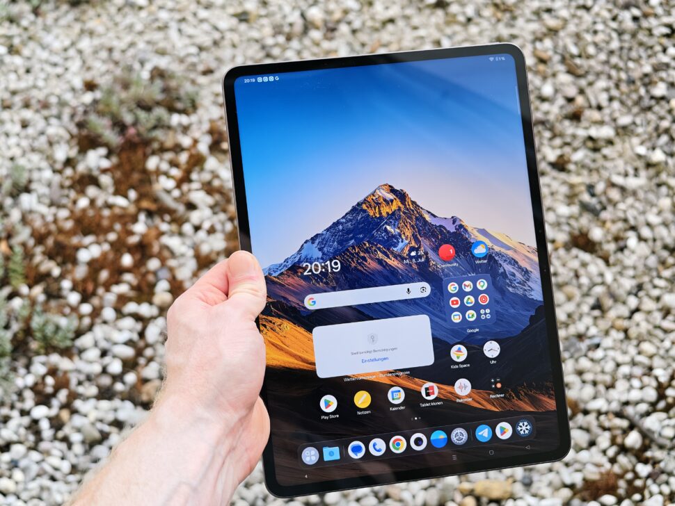 OnePlus Pad 4 Front in Hand OnePlus Pad 4 Front in Hand