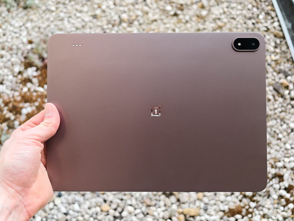 OnePlus Pad 4 Rueckseite in Hand OnePlus Pad 4 Rueckseite in Hand