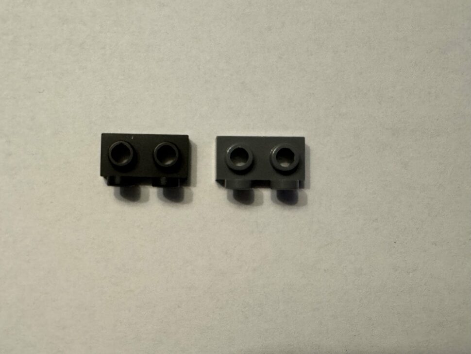 pantasy dj player test schwarz dunkelgrau vergleich Schwarzer und dunkelgrauer 1x2-Konnektor des Pantasy DJ Player nebeneinander