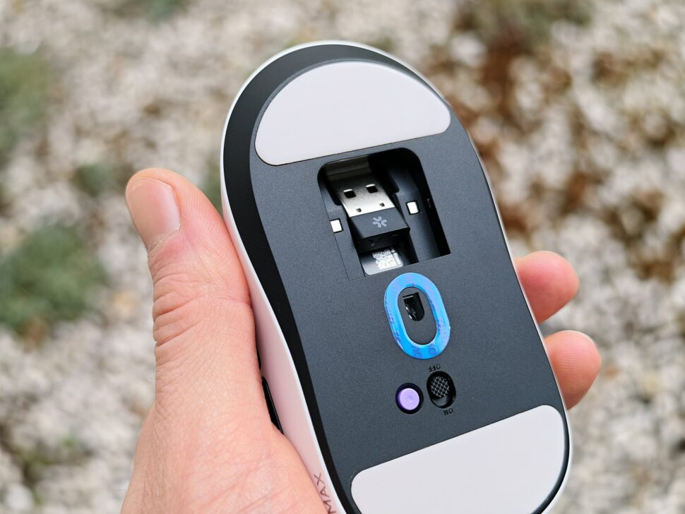 Rapoo VT2 Max Dongle im Fach Rapoo VT2 Max Dongle im Fach