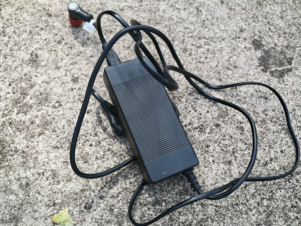 Ausom L1 ABE gegen Ninebot E3 Pro D Netzteil 2 Ausom L1 ABE gegen Ninebot E3 Pro D Netzteil 2