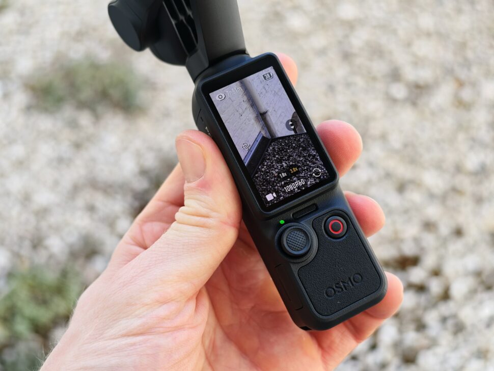 dji osmo pocket 4p kamera schraeg in der hand DJI Osmo Pocket 4 Pro Kamera schräg in der Hand
