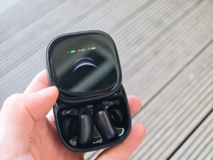 Soundcore Liberty 5 Pro Max Ladecase geöffnet mit Ohrhörern