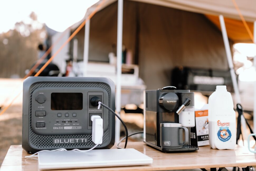 bluetti elite 300 camping kaffeemaschine Bluetti Elite 300 beim Camping mit Kaffeemaschine und Laptop