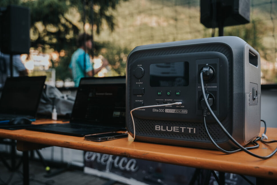 bluetti elite 300 outdoor laptop Bluetti Elite 300 im Outdoor-Einsatz mit Laptops