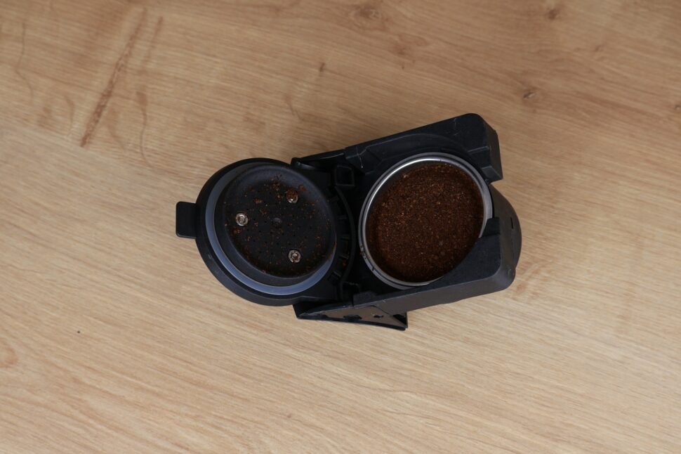 HiBREW H1C Adapter gemahlener Kaffee gefuellt Siebeinsatz der HiBREW H1C mit gemahlenem Kaffee