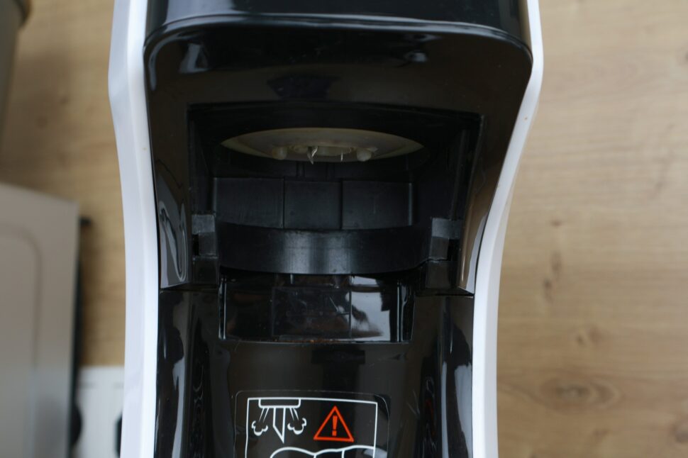 HiBREW H1C Adapterschacht leer Leerer Adapterschacht der HiBREW H1C mit Warnhinweis