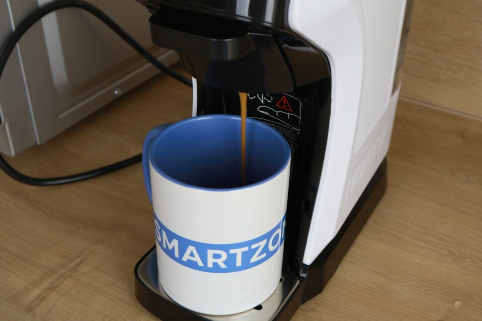 HiBREW H1C Bezug laeuft Kaffee läuft aus der HiBREW H1C in eine Tasse