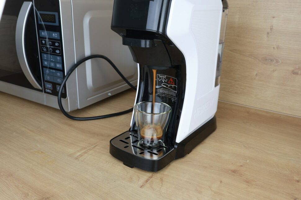 HiBREW H1C Espresso laeuft Espresso läuft aus der HiBREW H1C in ein Glas