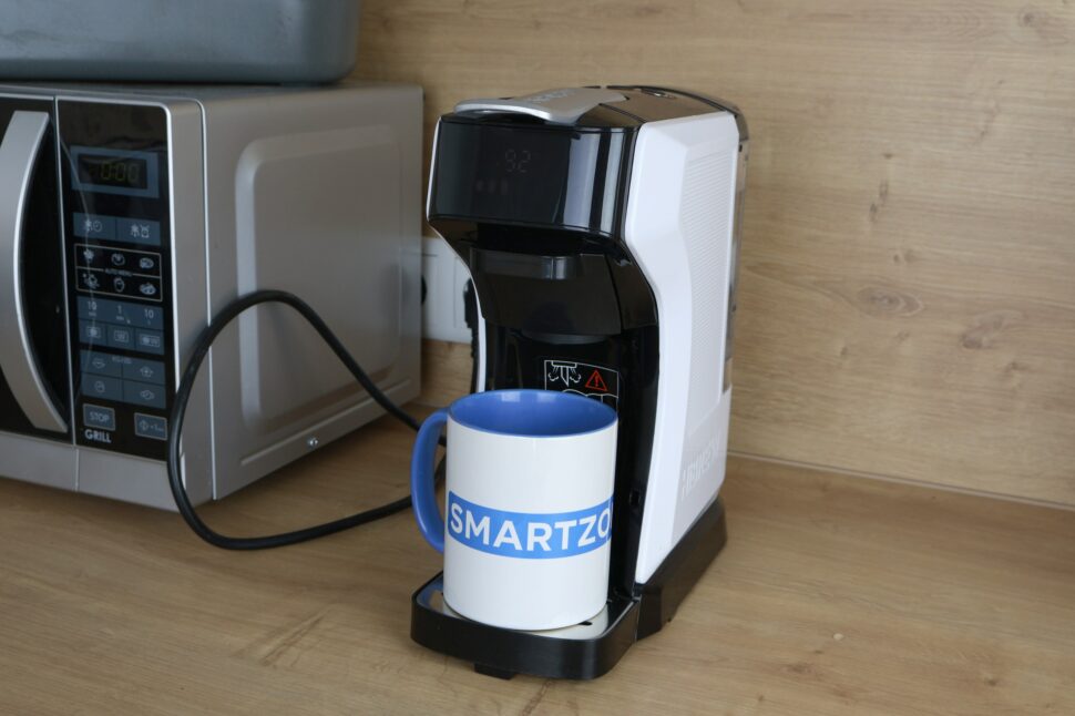 HiBREW H1C Maschine mit Tasse in der Kueche HiBREW H1C in der Küche mit untergestellter Tasse