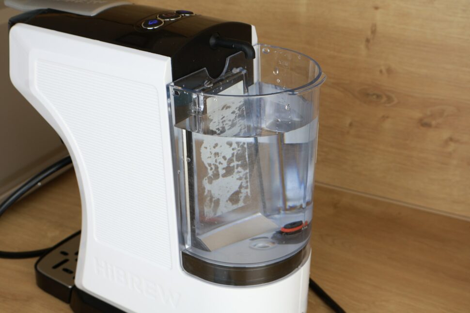 HiBREW H1C Wassertank an der Maschine Gefüllter Wassertank an der HiBREW H1C