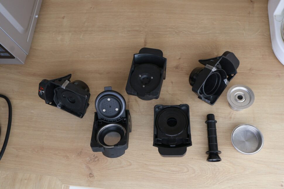 HiBREW H1C Zubehoer komplett Zubehör der HiBREW H1C: Adapter, Wechselsiebe und Handpumpe