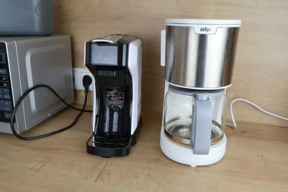 HiBREW H1C neben Filtermaschine HiBREW H1C neben einer Filterkaffeemaschine im Größenvergleich