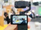 Hohem Eyepic in der Hand mit quer gestelltem Touchscreen